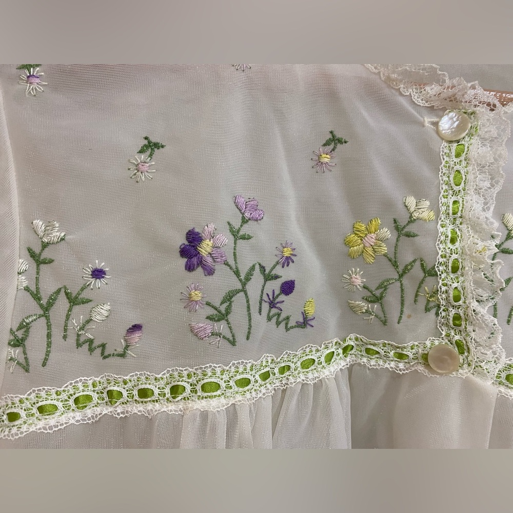 Elegant White Floral Embroidered Robe - Picture 10 of 12